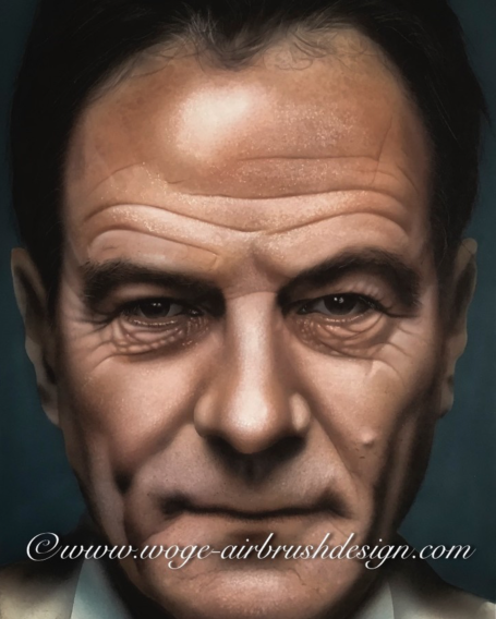 Nahaufnahme eines älteren Mannes mit ernstem Gesichtsausdruck und tiefen Falten.