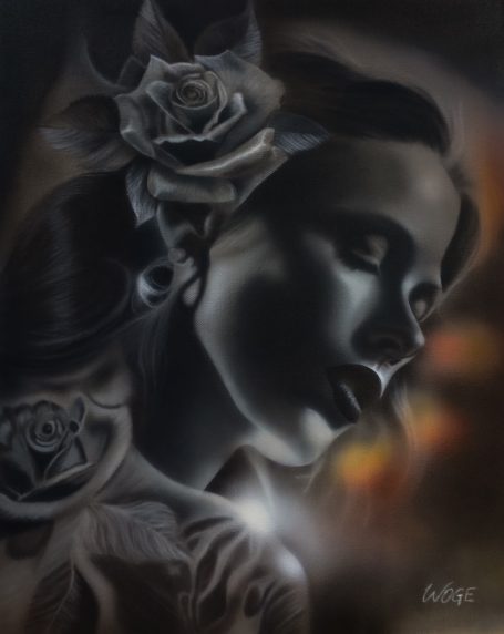 Porträt einer Frau mit Rosen im Haar, eindrucksvoll in Schwarz und Weiß gehalten.