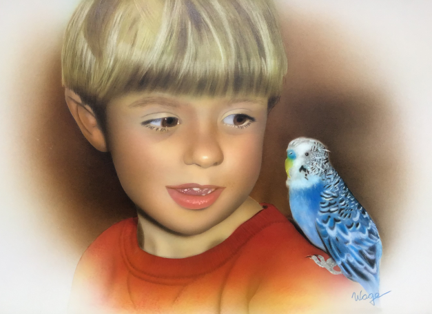 Ein Junge mit blonden Haaren lächelt, während ein blauer Wellensittich neben ihm sitzt.